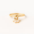 Goudkleurige ring met hangend slotje en parel