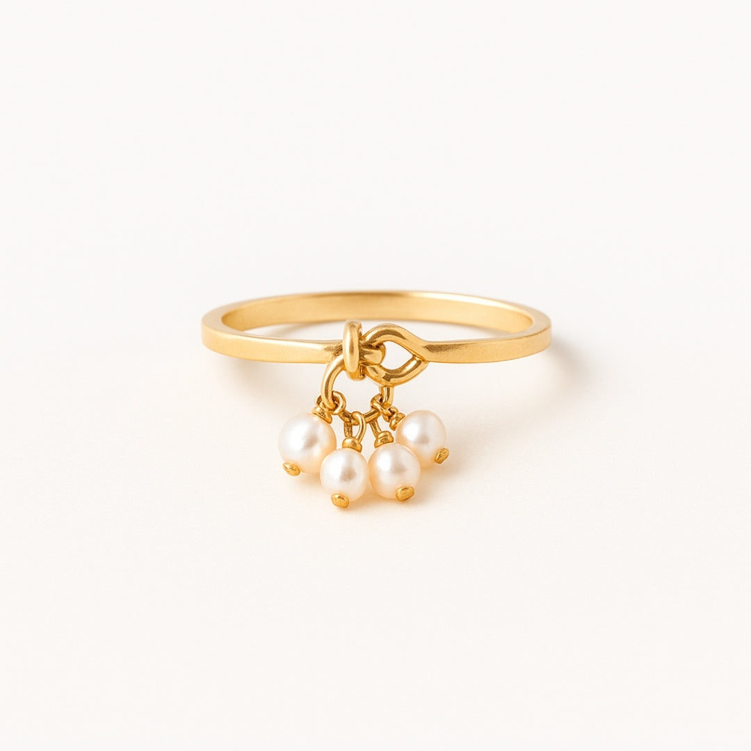 Goudkleurige ring met hangend slotje en parel