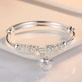Boho zilverkleurige bangle met hartbedel