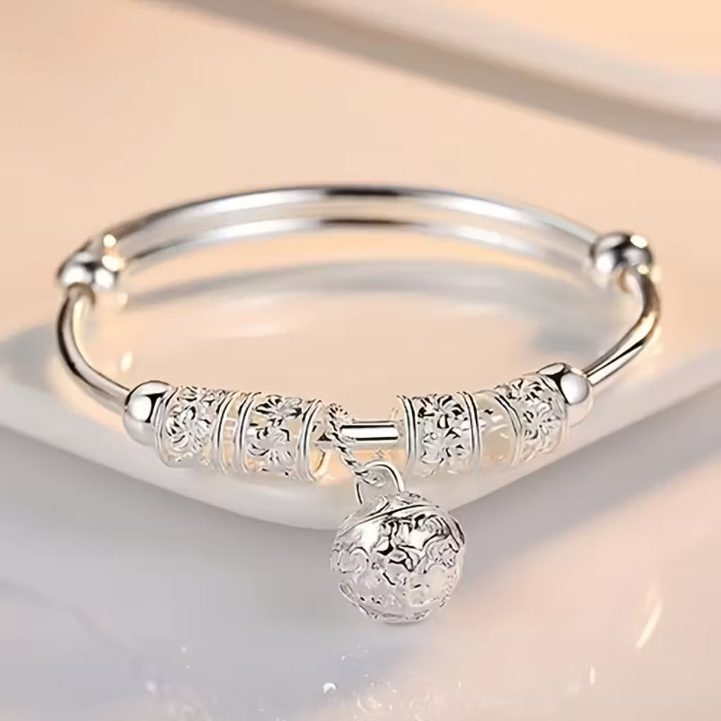 Boho zilverkleurige bangle met hartbedel