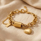 Goudkleurige schakelarmband met hartbedel