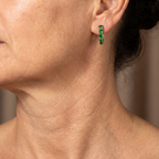 Huggie-oorbellen met staafje met groene steen