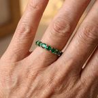 Eternity-bandring met groene kristallen