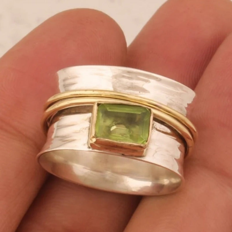 Hamret tofarvet ring i vintagestil med peridot-look