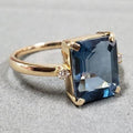 Ring i vintagestil med blå glasterning