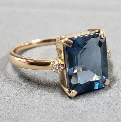 Ring i vintagestil med blå glasterning