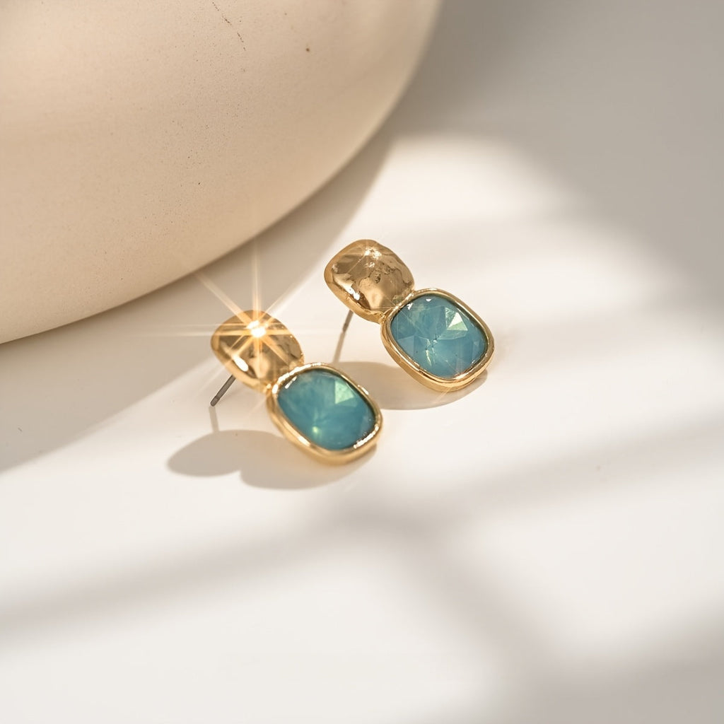 Goudkleurige oorknopjes met vierkante turquoise steen