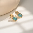 Goudkleurige oorknopjes met vierkante turquoise steen