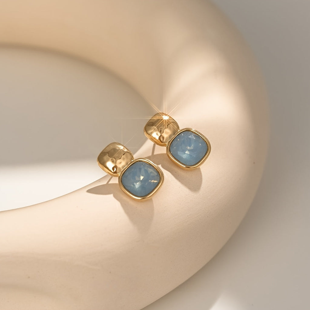 Goudkleurige oorknopjes met vierkante turquoise steen