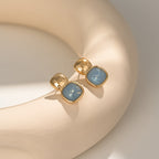 Goudkleurige oorknopjes met vierkante turquoise steen