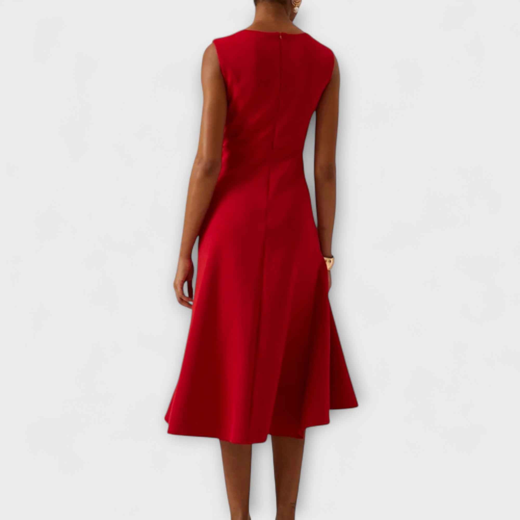 Mouwloze midi-jurk met asymmetrisch gedrapeerde rok
