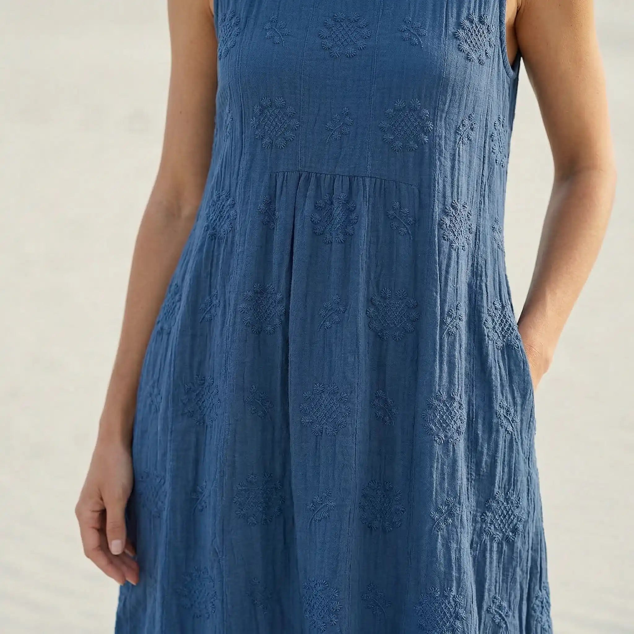 Mouwloze geborduurde maxi-jurk met oversized boho-snit