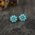 Witgoudkleurige oorknopjes met turquoise bloemblaadjes