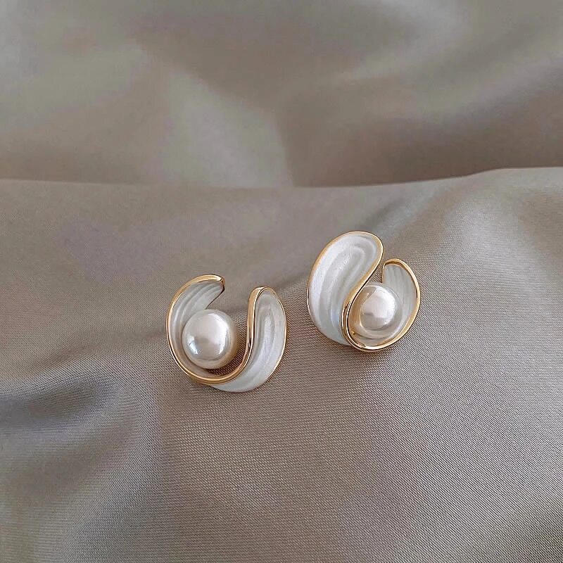 Goudkleurige pareloorbellen met witte opaallook-steen
