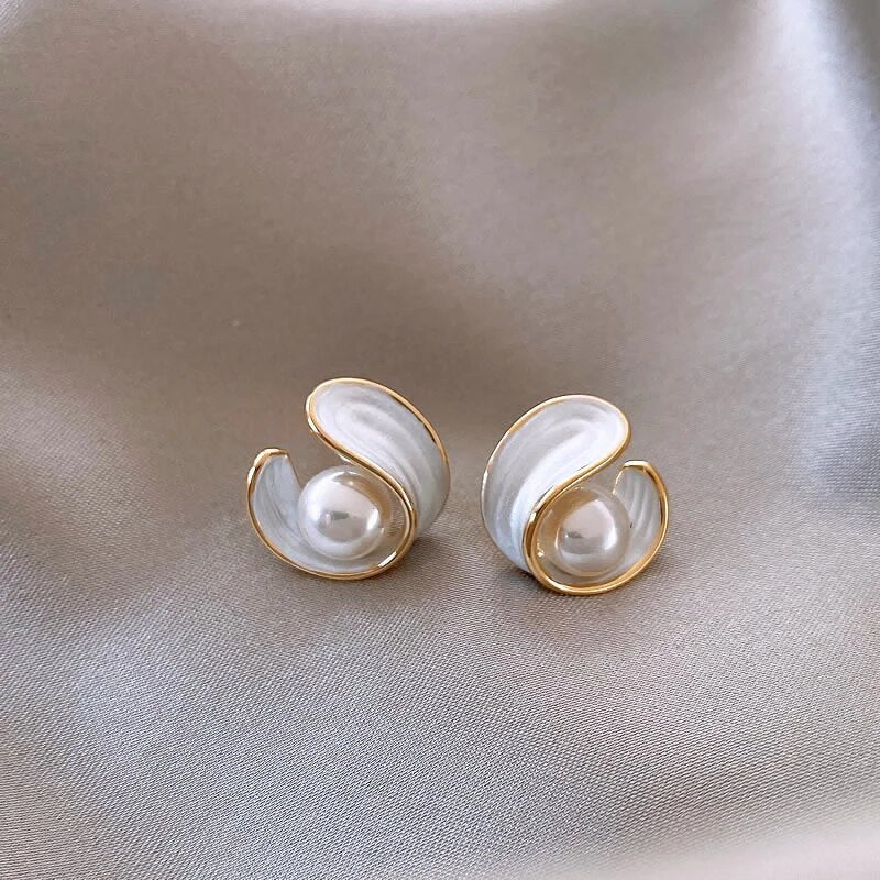 Goudkleurige pareloorbellen met witte opaallook-steen