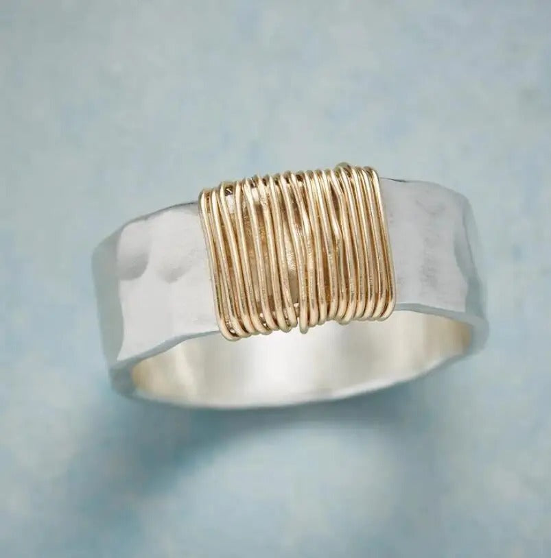Zilverkleurige bandring met goudkleurige draadomwikkeling
