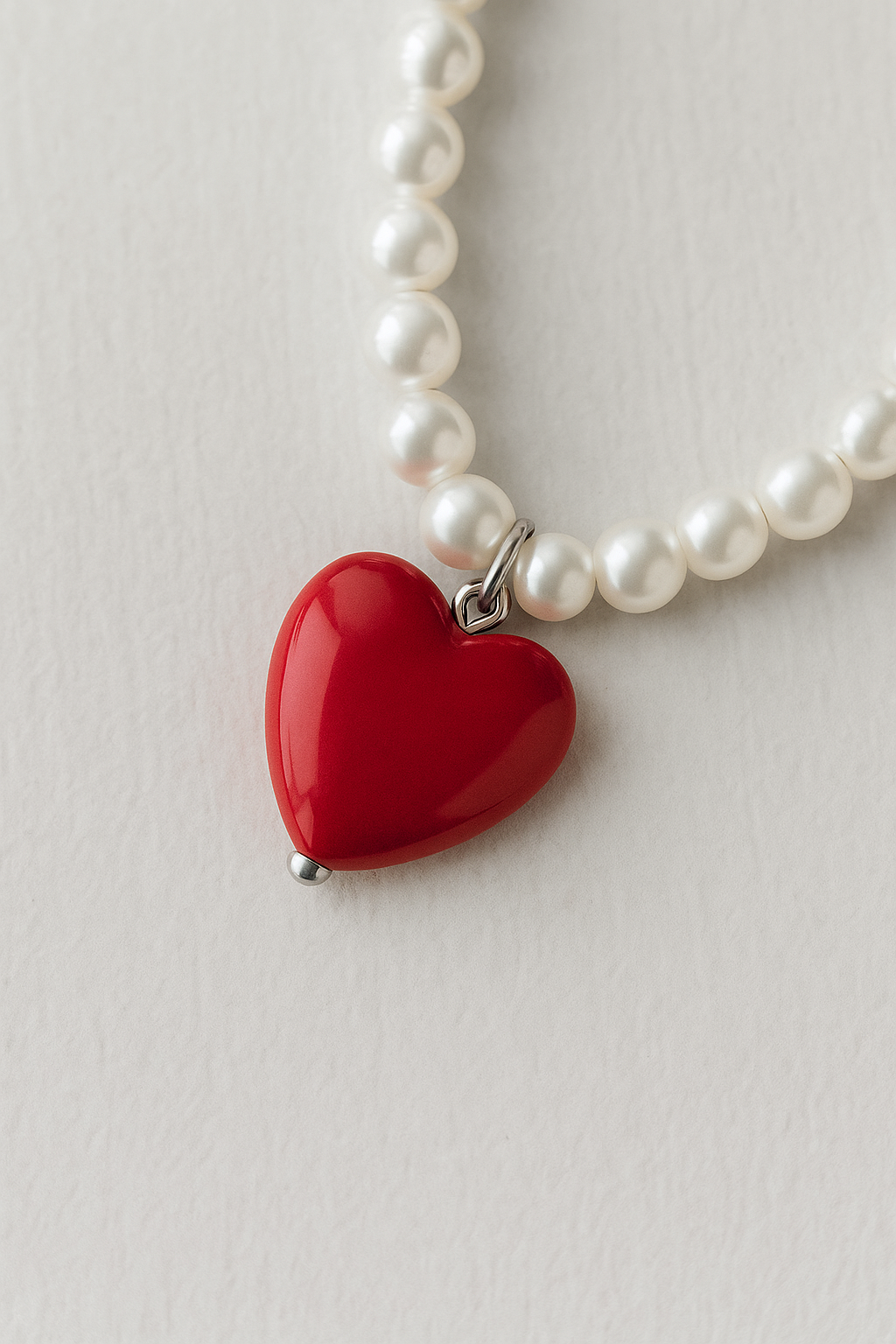 Ketting met harthanger aan kralenschakel met parellook