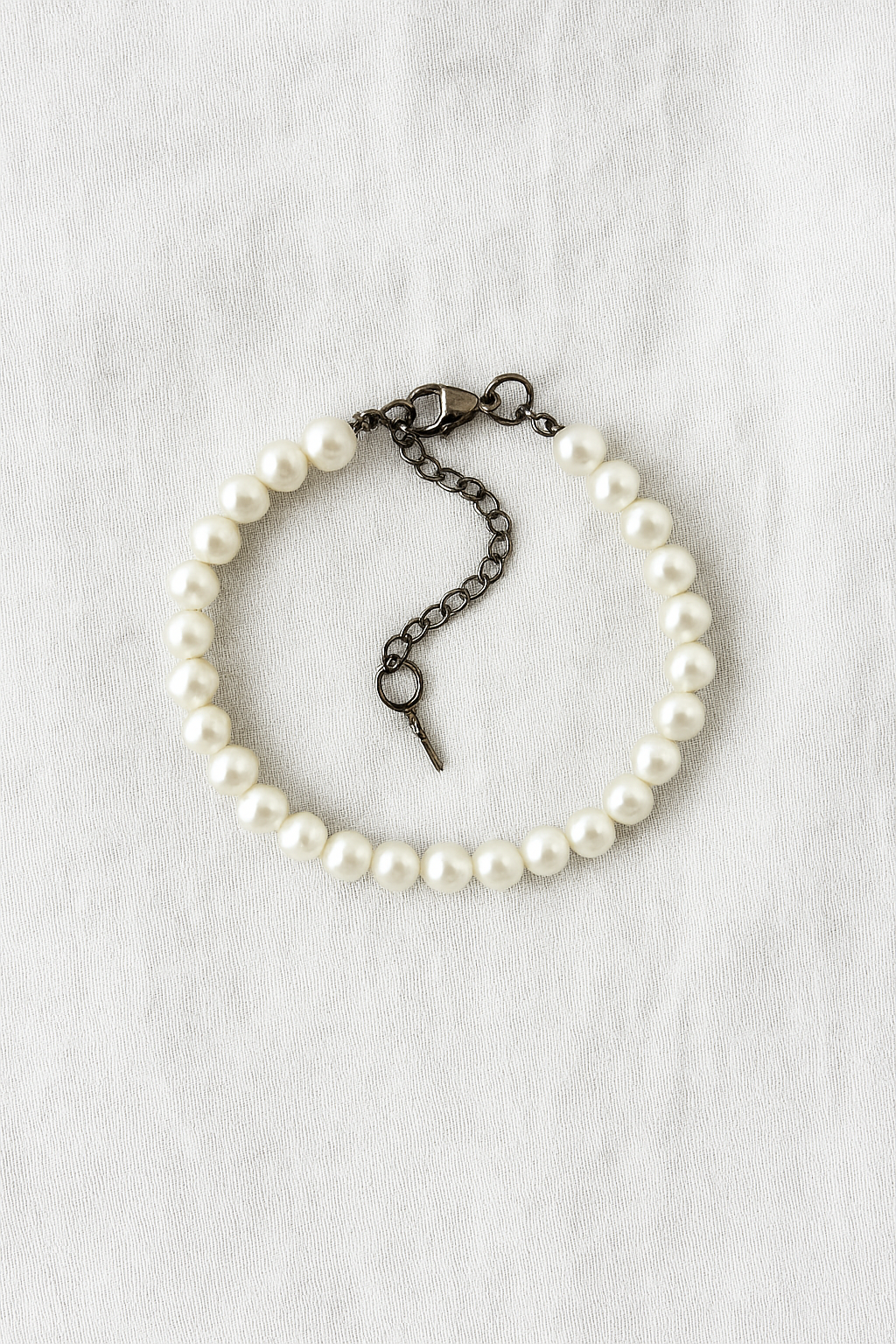 Pearl Bracelet with Contrasting Black Chain Clasp