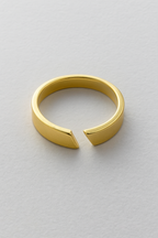 Open ring met verstelbare pasvorm en strakke lijnen