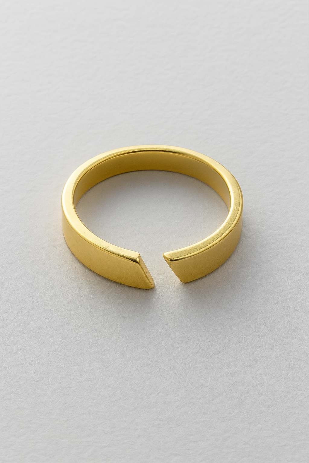 Open ring met verstelbare pasvorm en strakke lijnen