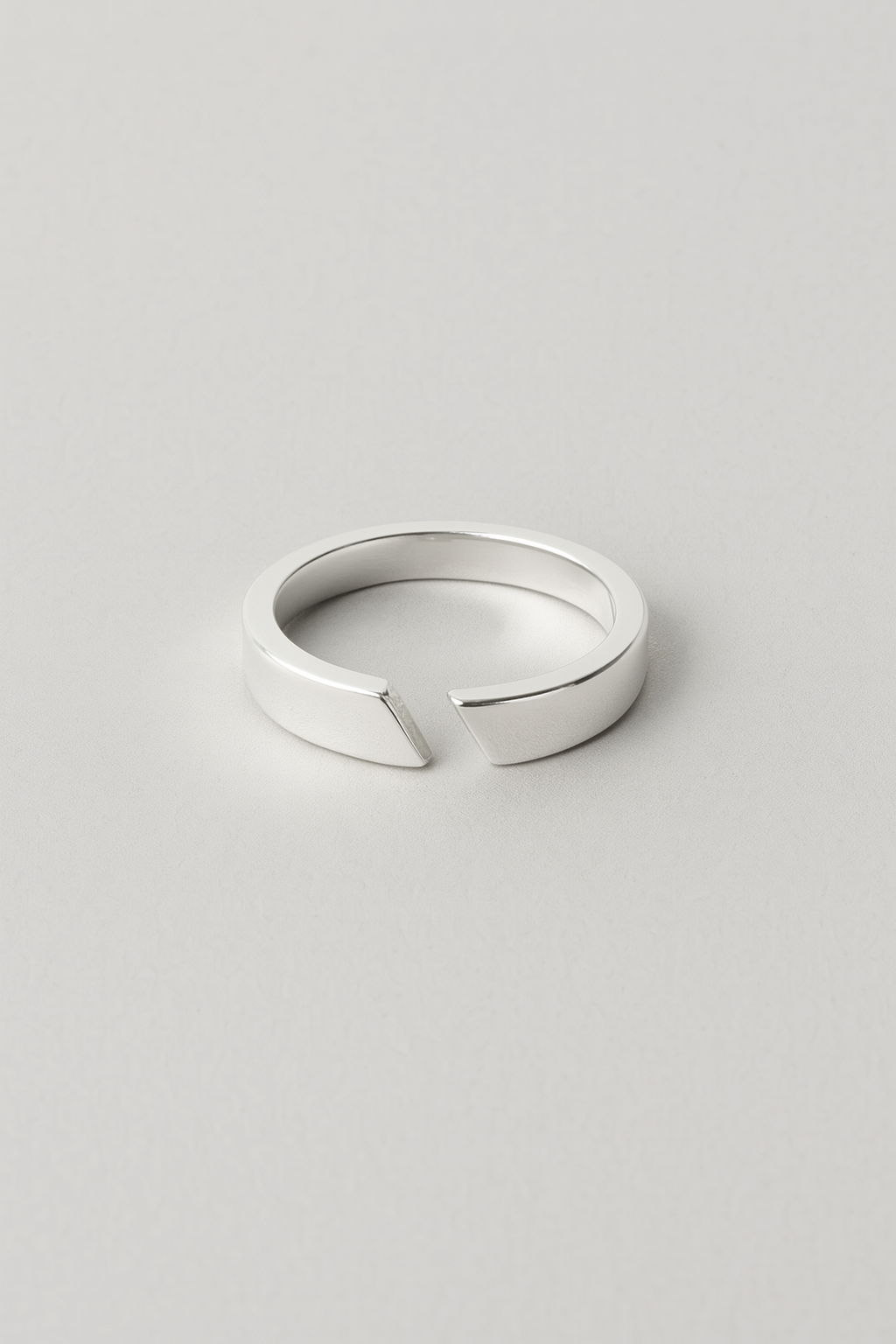 Open ring met verstelbare pasvorm en strakke lijnen