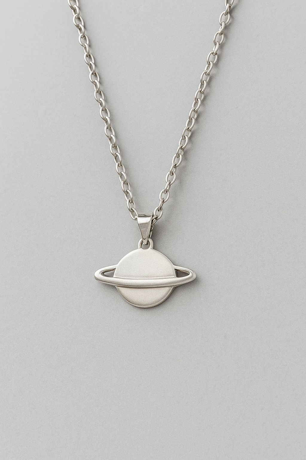 Ketting met Saturnushanger aan een fijne schakel