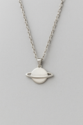 Ketting met Saturnushanger aan een fijne schakel