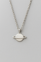 Ketting met Saturnushanger aan een fijne schakel