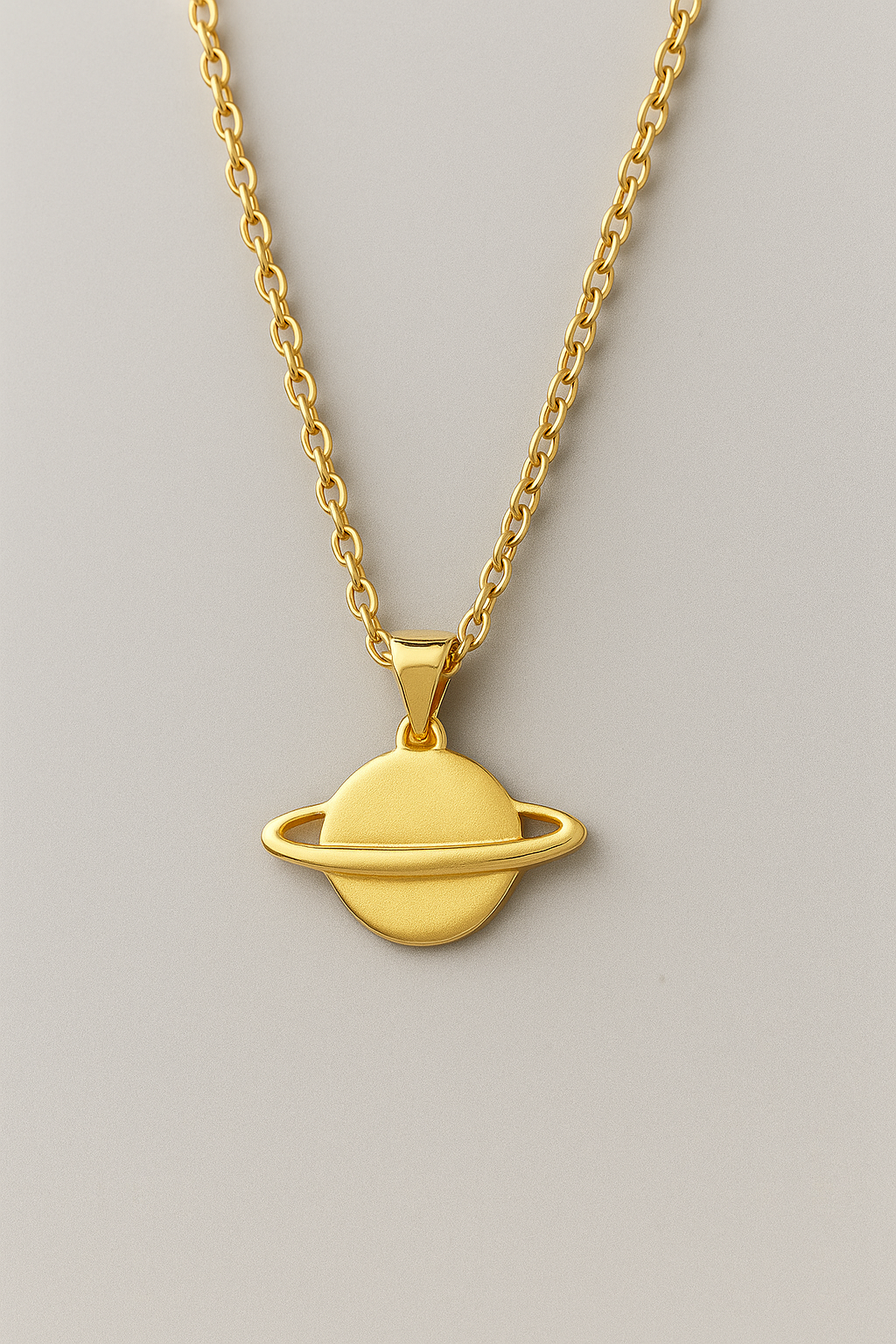Ketting met Saturnushanger aan een fijne schakel
