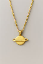 Ketting met Saturnushanger aan een fijne schakel