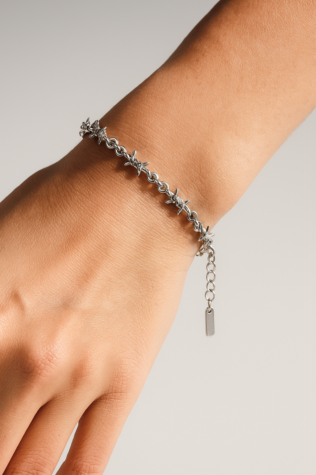 Armband van gedraaid draad met gepolijste metaalafwerking