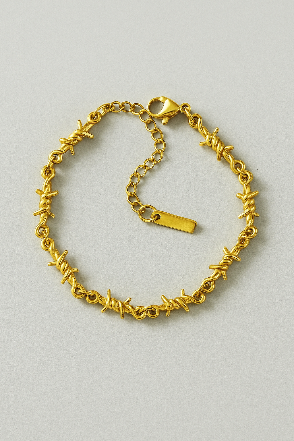 Armband van gedraaid draad met gepolijste metaalafwerking