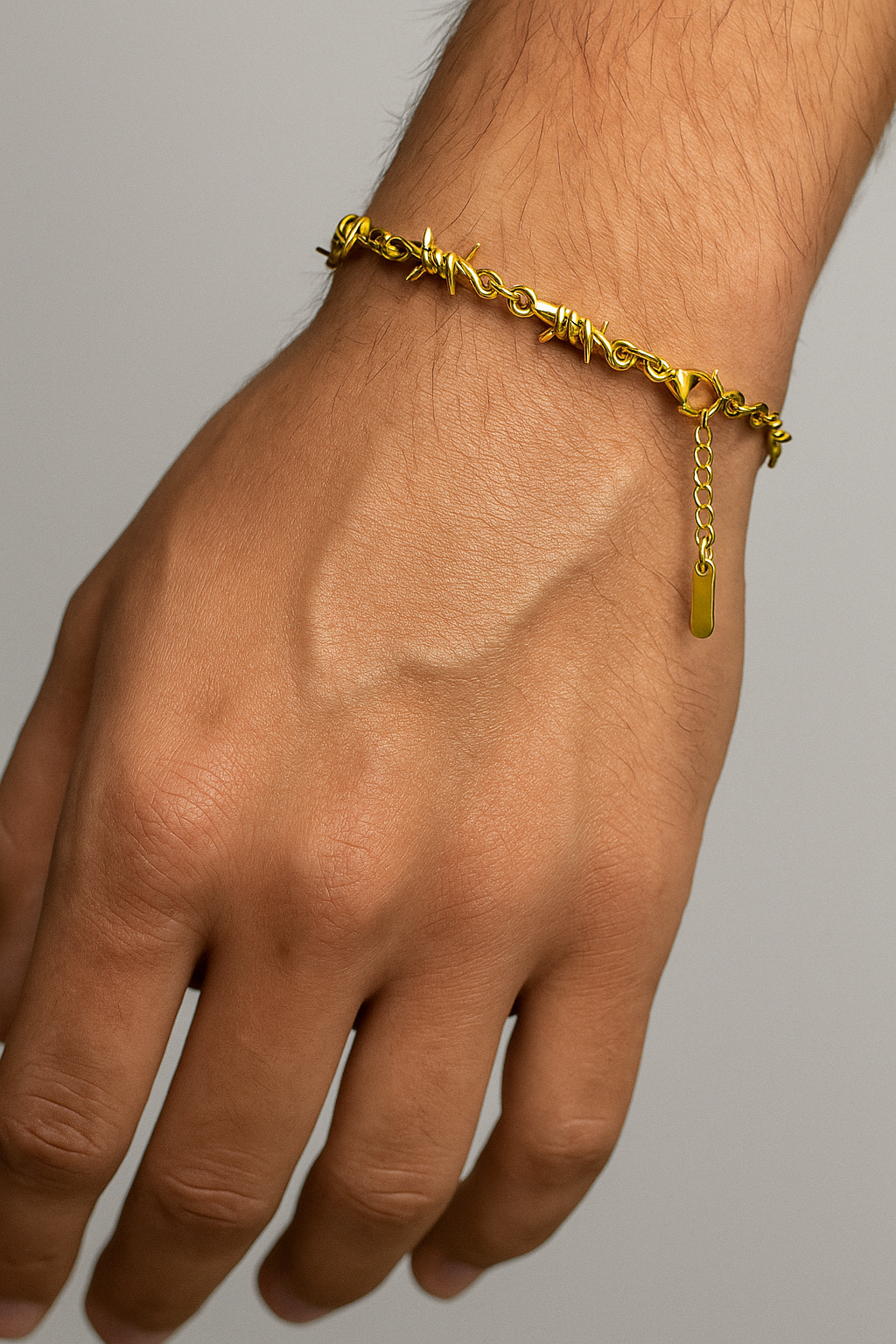 Armband van gedraaid draad met gepolijste metaalafwerking