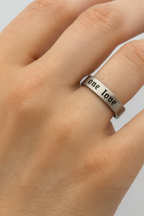Roestvrijstalen ring met gegraveerde letters