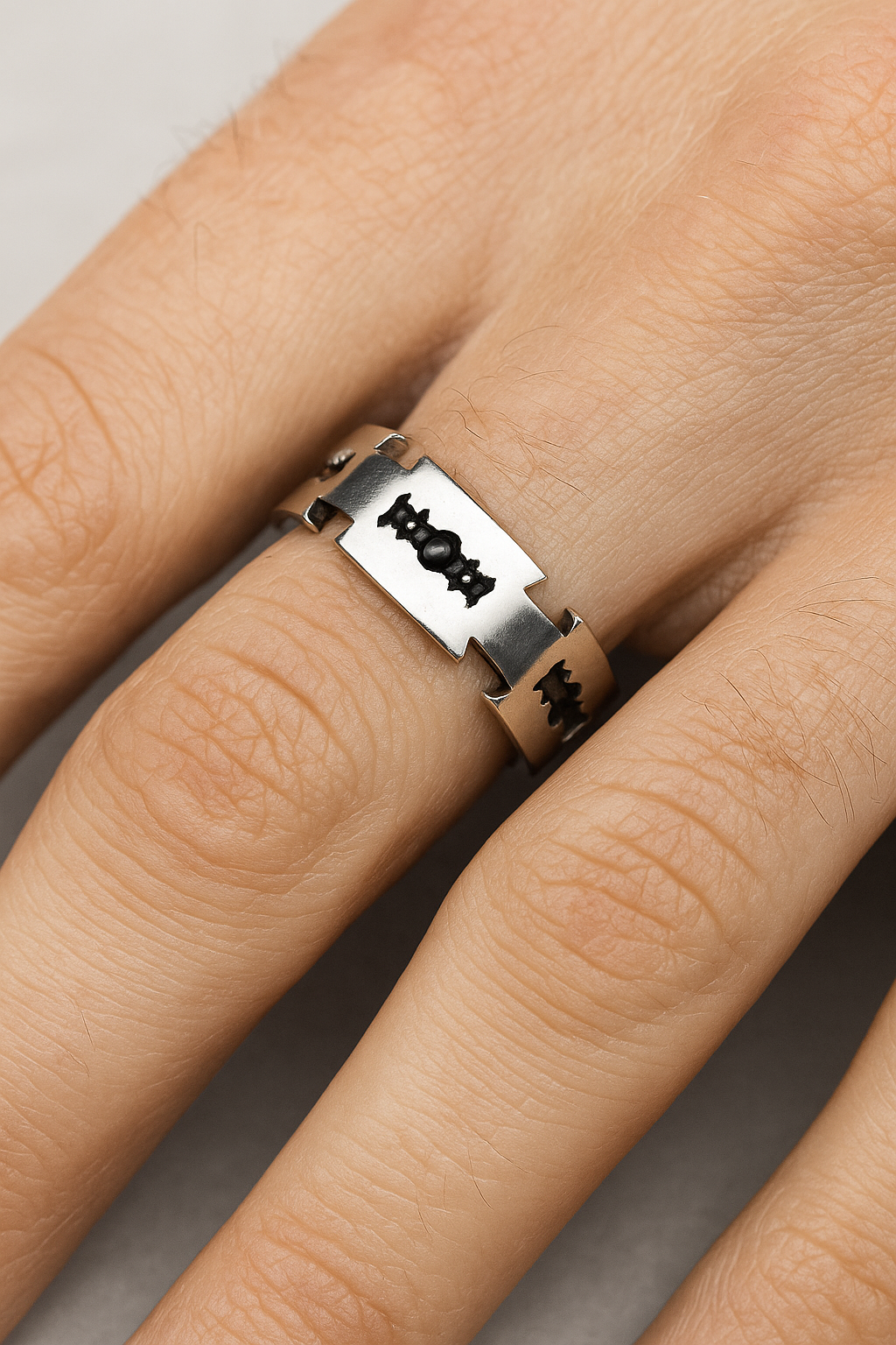 Roestvrijstalen ring met scheermesontwerp