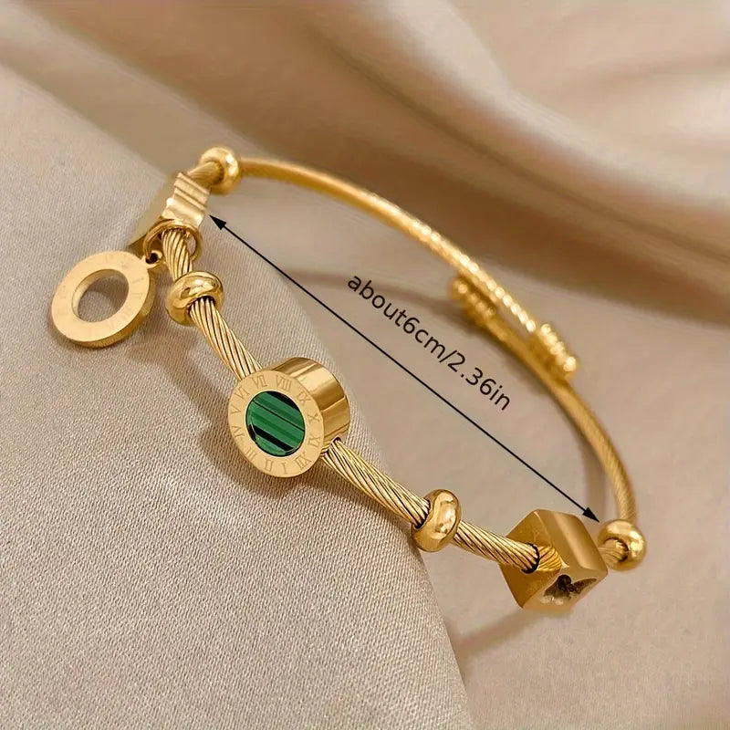 Goudkleurige bedelbangle met groene steenbedel
