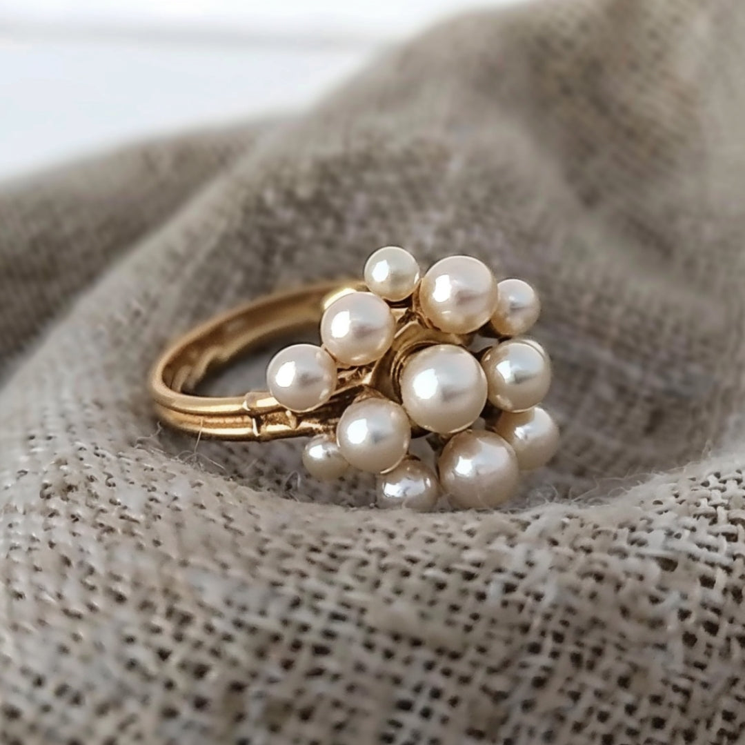 Goudkleurige ring met parellook-cluster en kristalaccenten