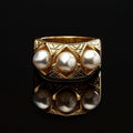 Grove goudkleurige ring met ingelegde kralen in parellook