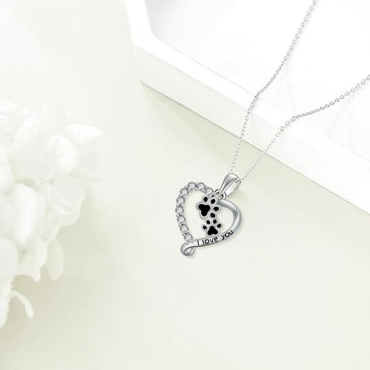 Ketting met zwarte hartvormige pootjeshanger