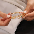 Goudkleurige bangle met middensteen