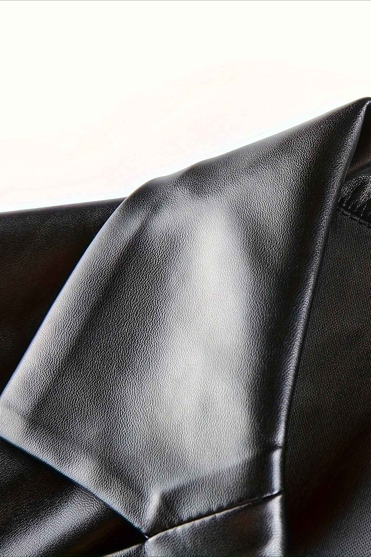 Loose-Fit Faux Leather Blazer with a Notched Collar