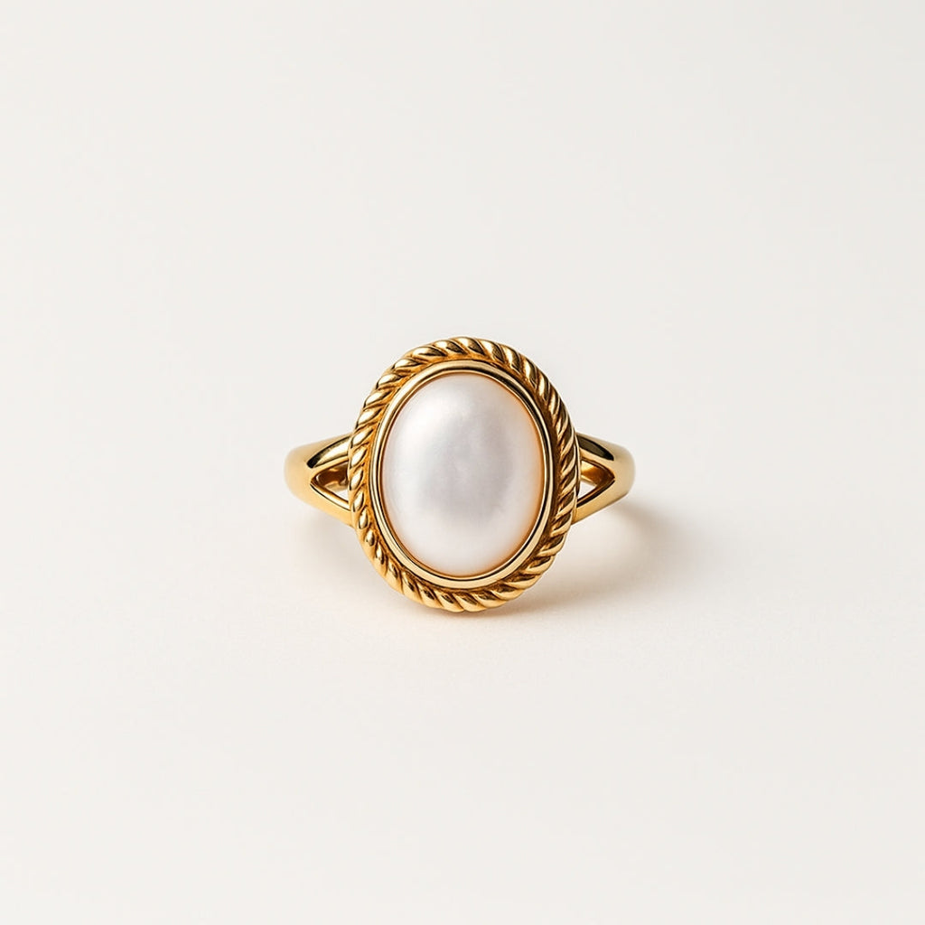 Ronde goudkleurige ring met barokparel