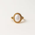 Ronde goudkleurige ring met barokparel
