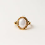 Ronde goudkleurige ring met barokparel