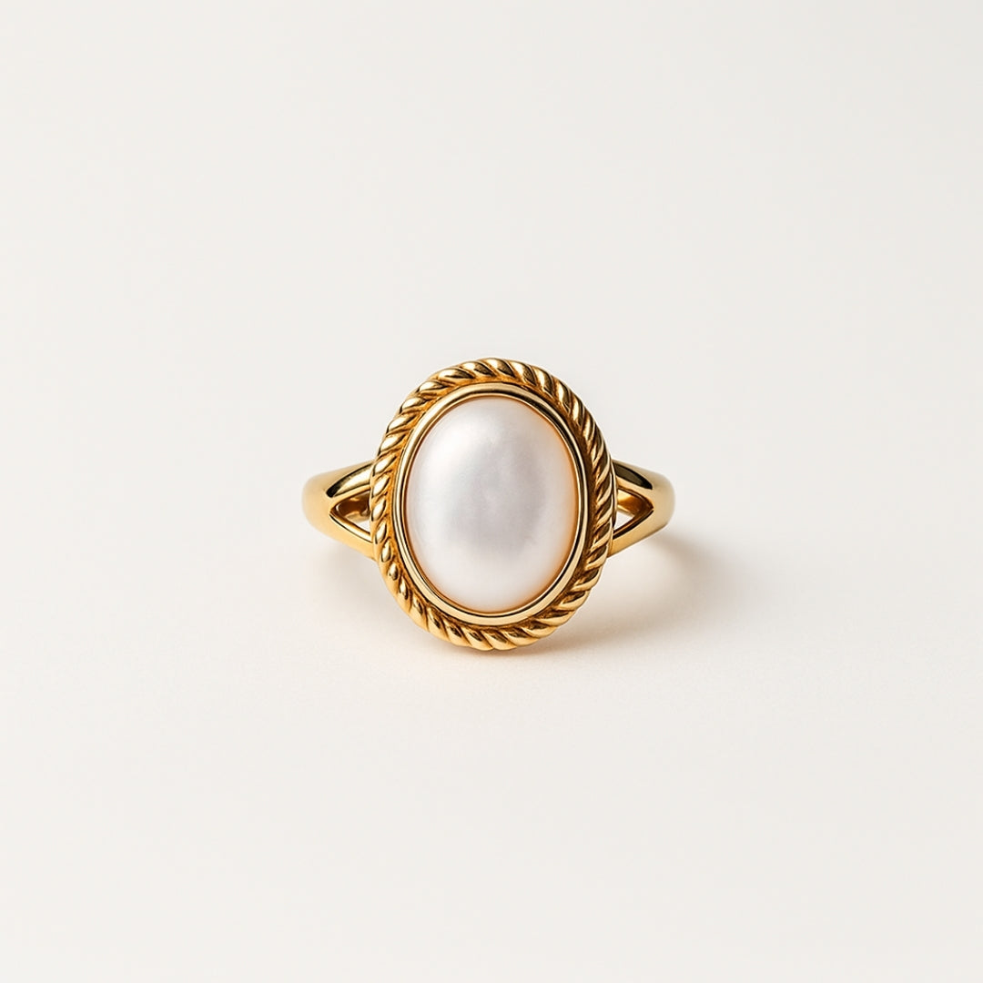 Ronde goudkleurige ring met barokparel