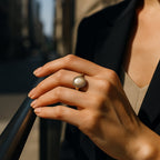 Ronde goudkleurige ring met barokparel