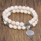 Witte kralenarmband met levensboom-bedel