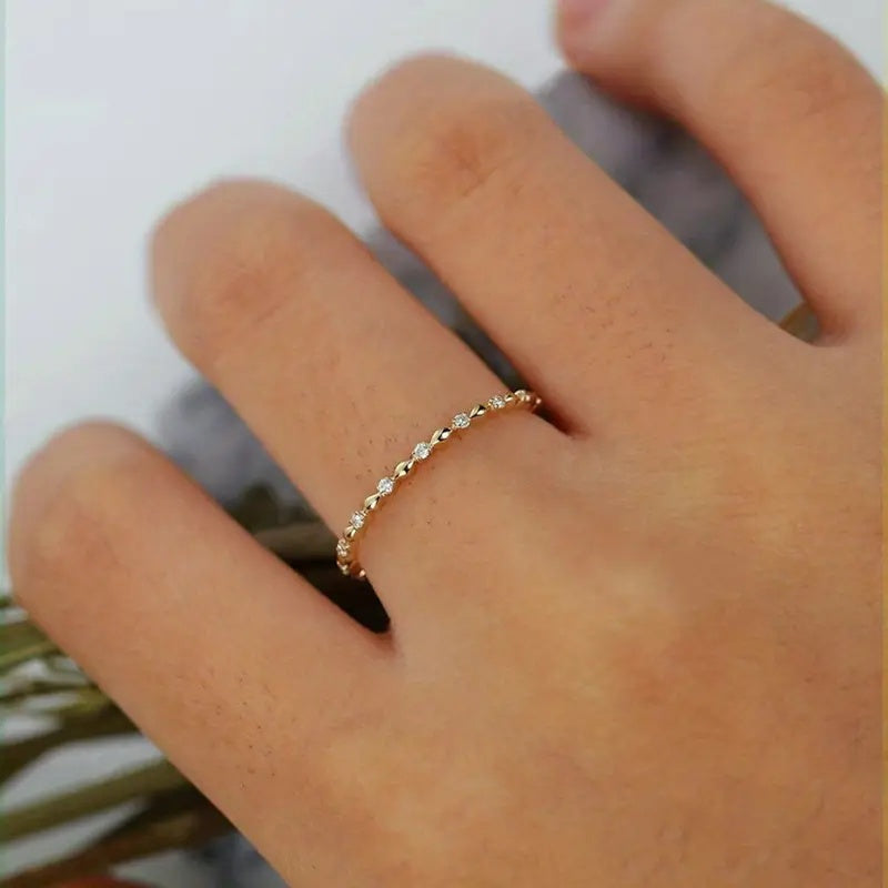 Klassieke vergulde ring met zirkonia-accent in diamantlook