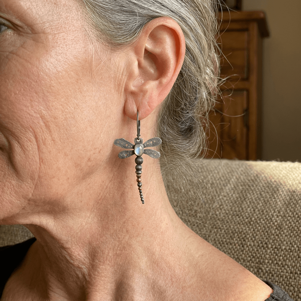 Zilverkleurige libelle-oorhangers met maansteen