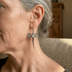 Zilverkleurige libelle-oorhangers met maansteen